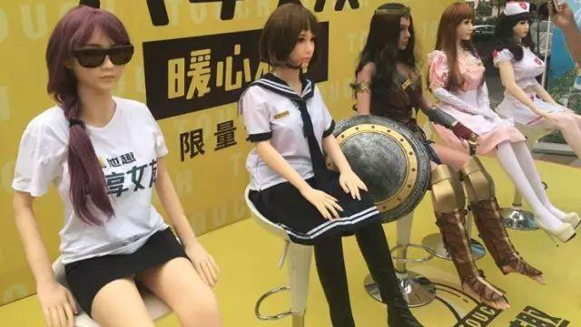 高傲的“單身”還是選擇人體硅膠娃娃？
